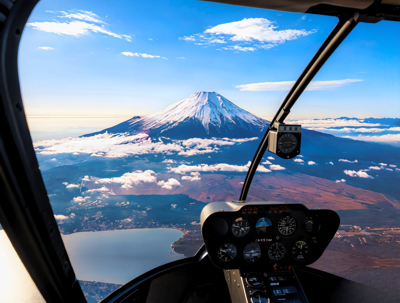 ヘリの操縦席から見る富士山