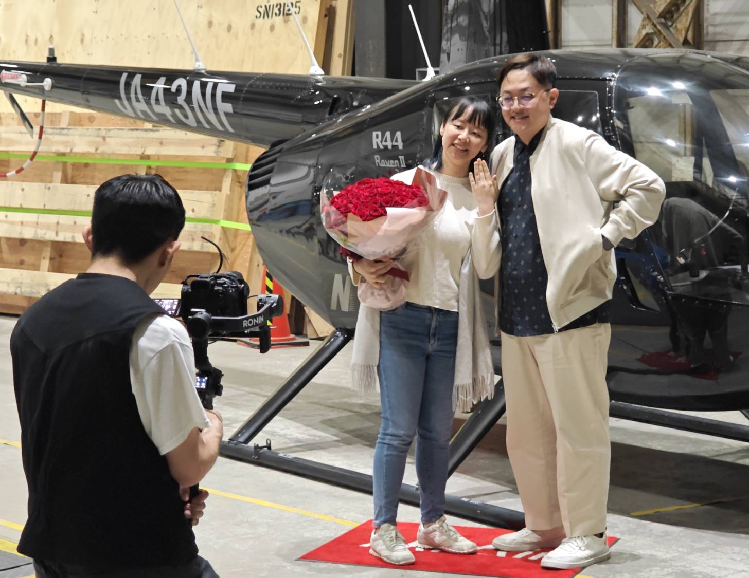 ヘリコプター機体前での写真記念撮影