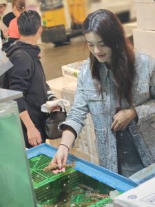 在丰洲市场购买食品